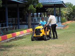 งานส่งมอบรถตัดหญ้าสนามฟุตบอลของโรงเรียน